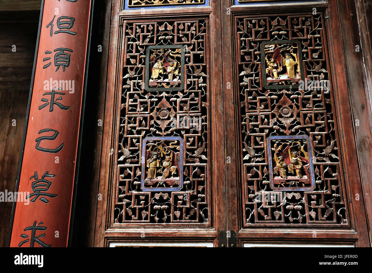 La Chine, la province de l'Anhui, Hongcun village, patrimoine mondial de l'UNESCO, ancienne maison traditionnelle, porte cardée Banque D'Images