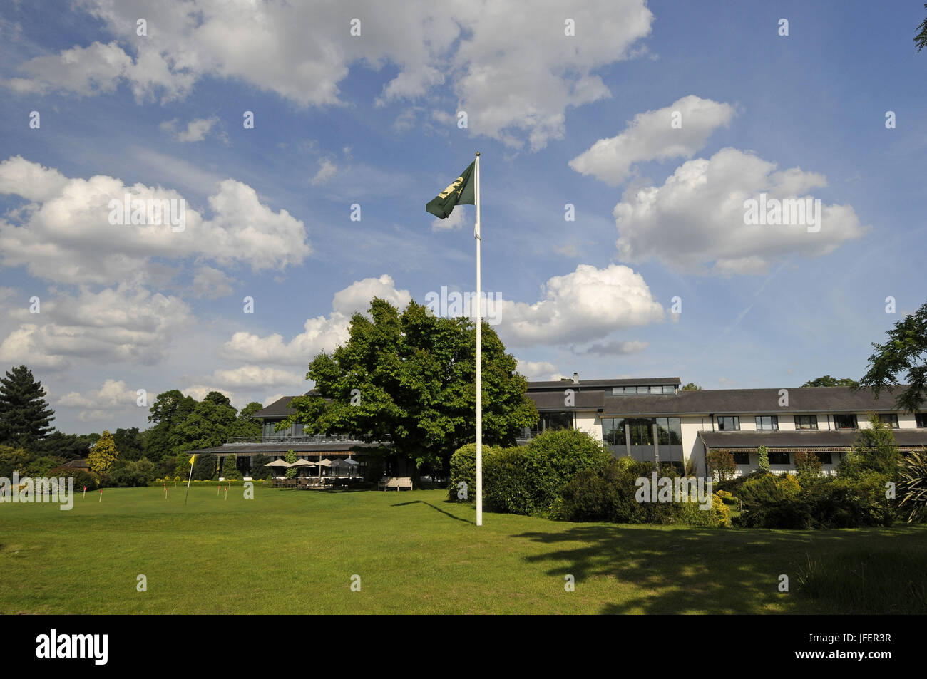 Vue sur les jardins et le Club House du Club de Golf Royal Mid-Surrey Richmond Surrey England Banque D'Images