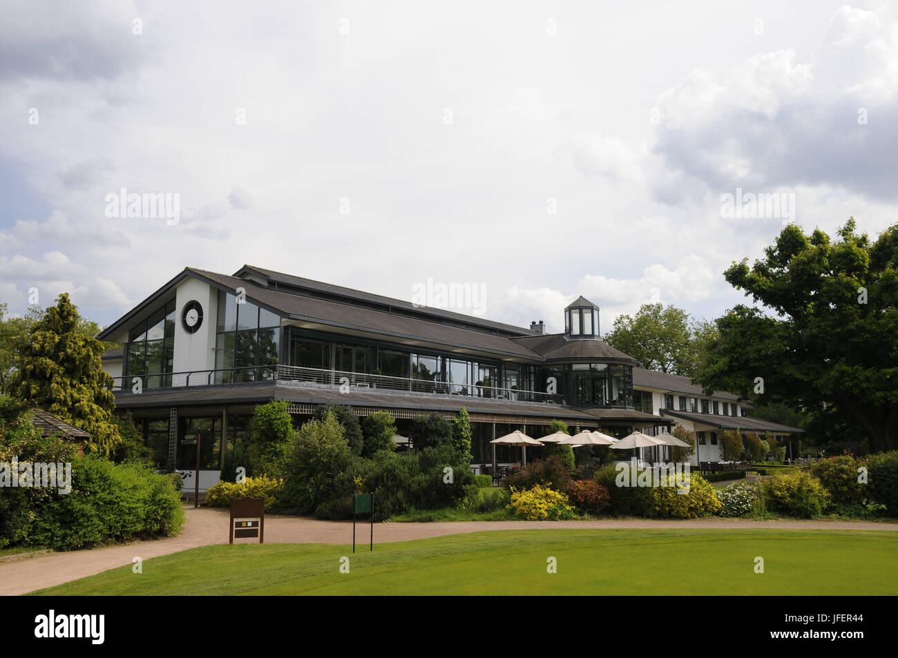 Vue sur les jardins et le Club House du Club de Golf Royal Mid-Surrey Richmond Surrey England Banque D'Images