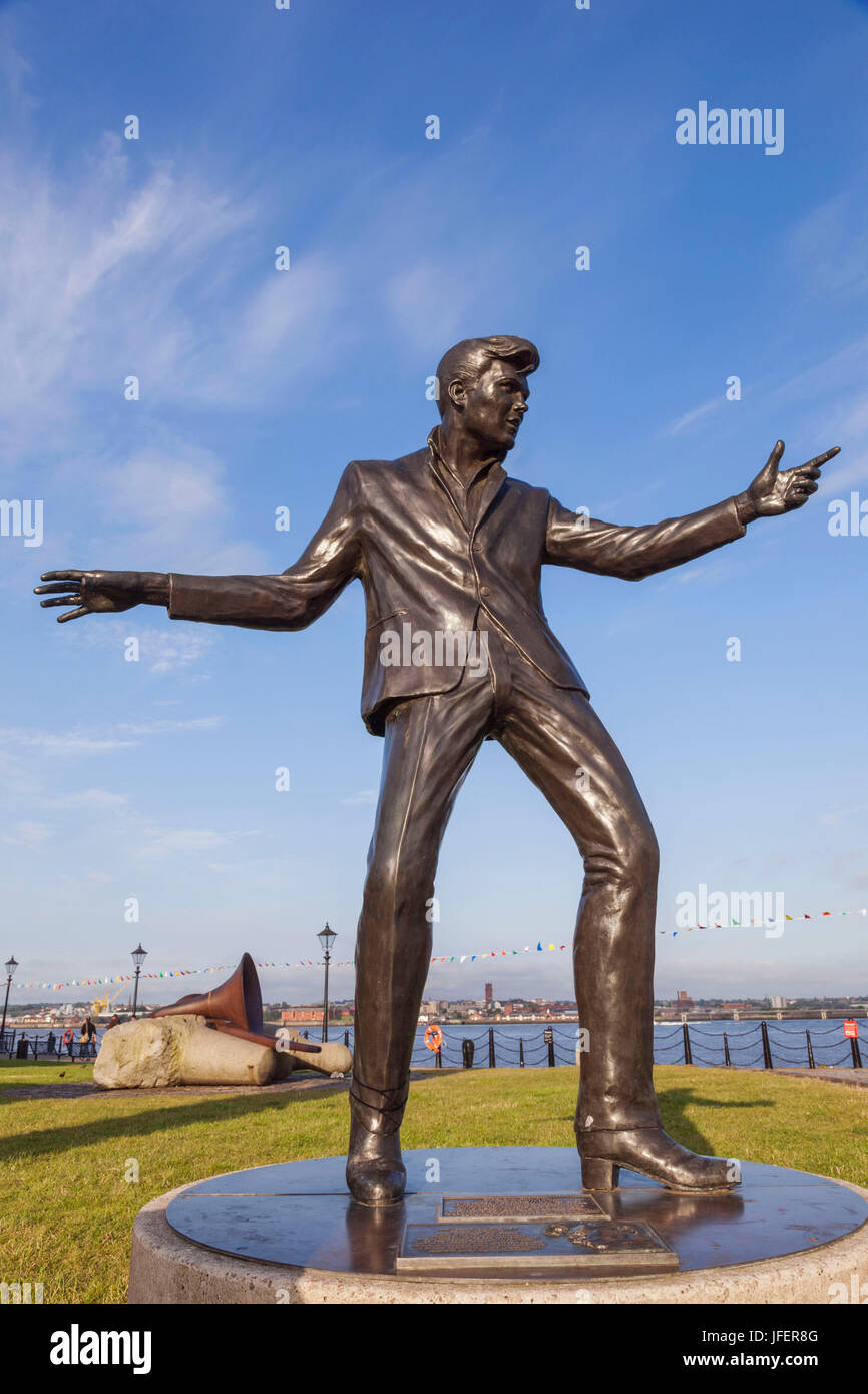 L'Angleterre, Liverpool, Merseyside, Albert Dock, Sculpture de Billy Fury par Tom Murphy Banque D'Images