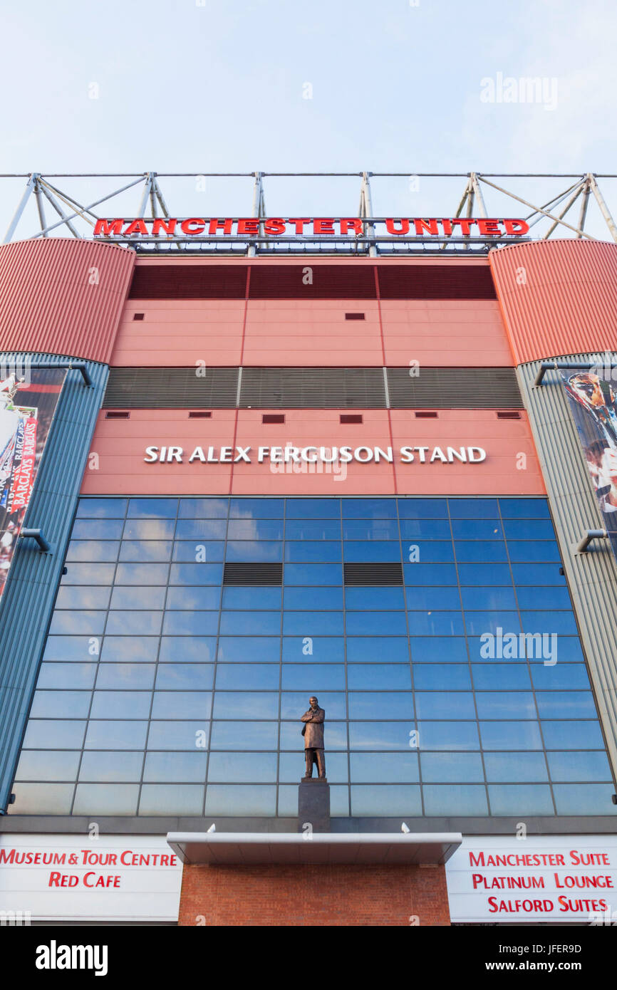 En Angleterre, Manchester, Salford, le Stade de Football Old Trafford et Statue de Alex Ferguson Banque D'Images