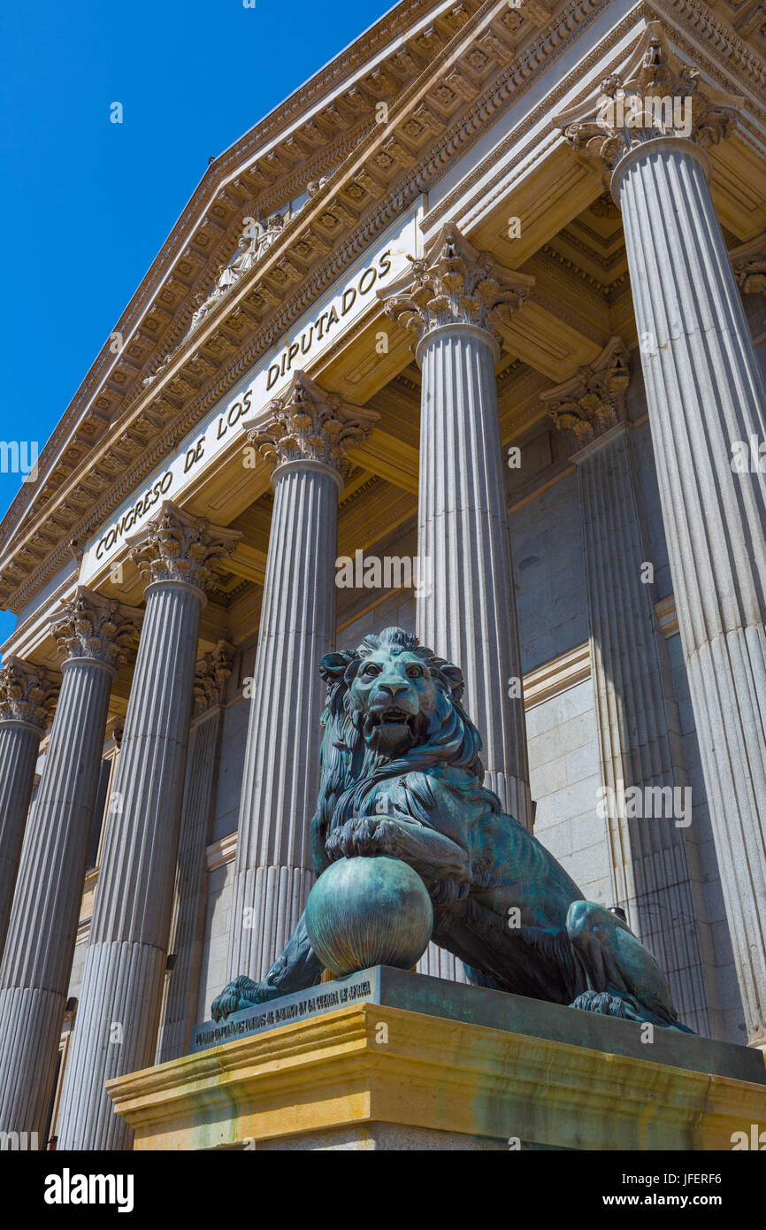 Espagne, Madrid, ville, le Parlement, le lion à la porte Banque D'Images