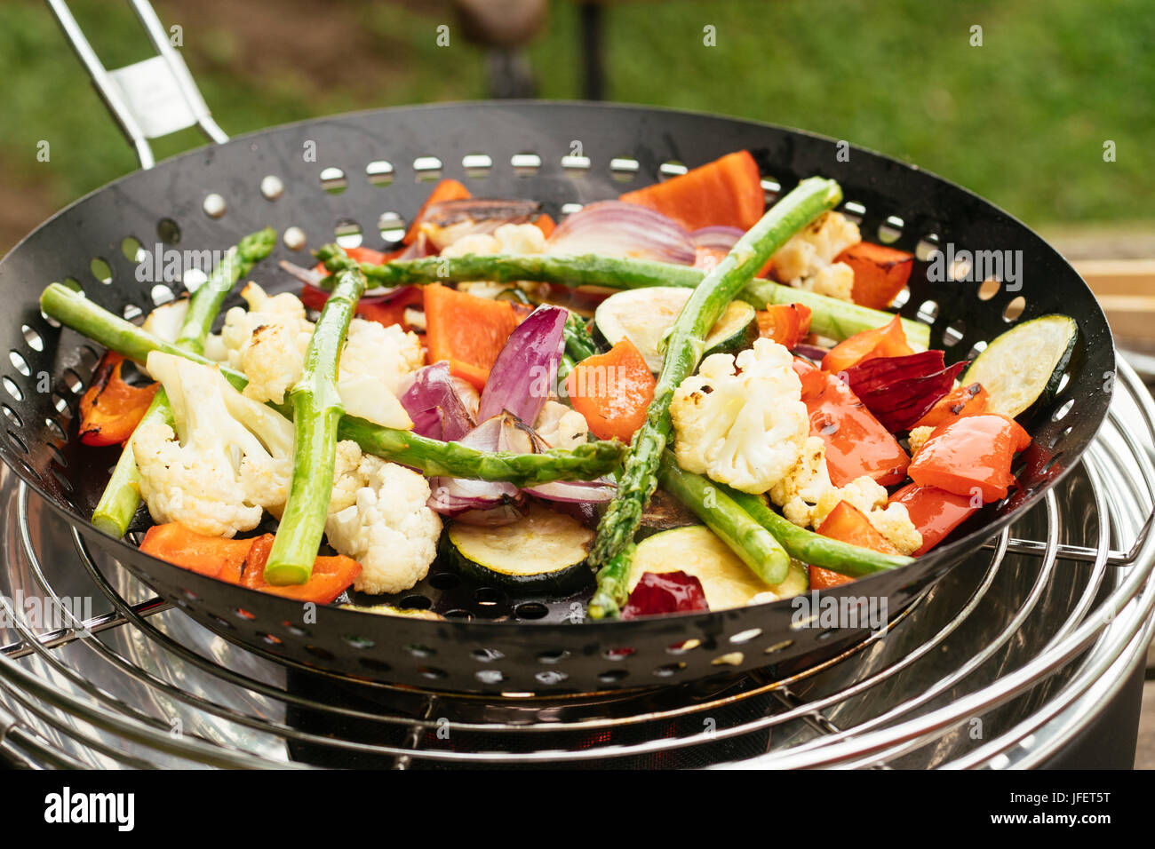 Légumes mixtes d'être grillé sur un gril de table. Banque D'Images