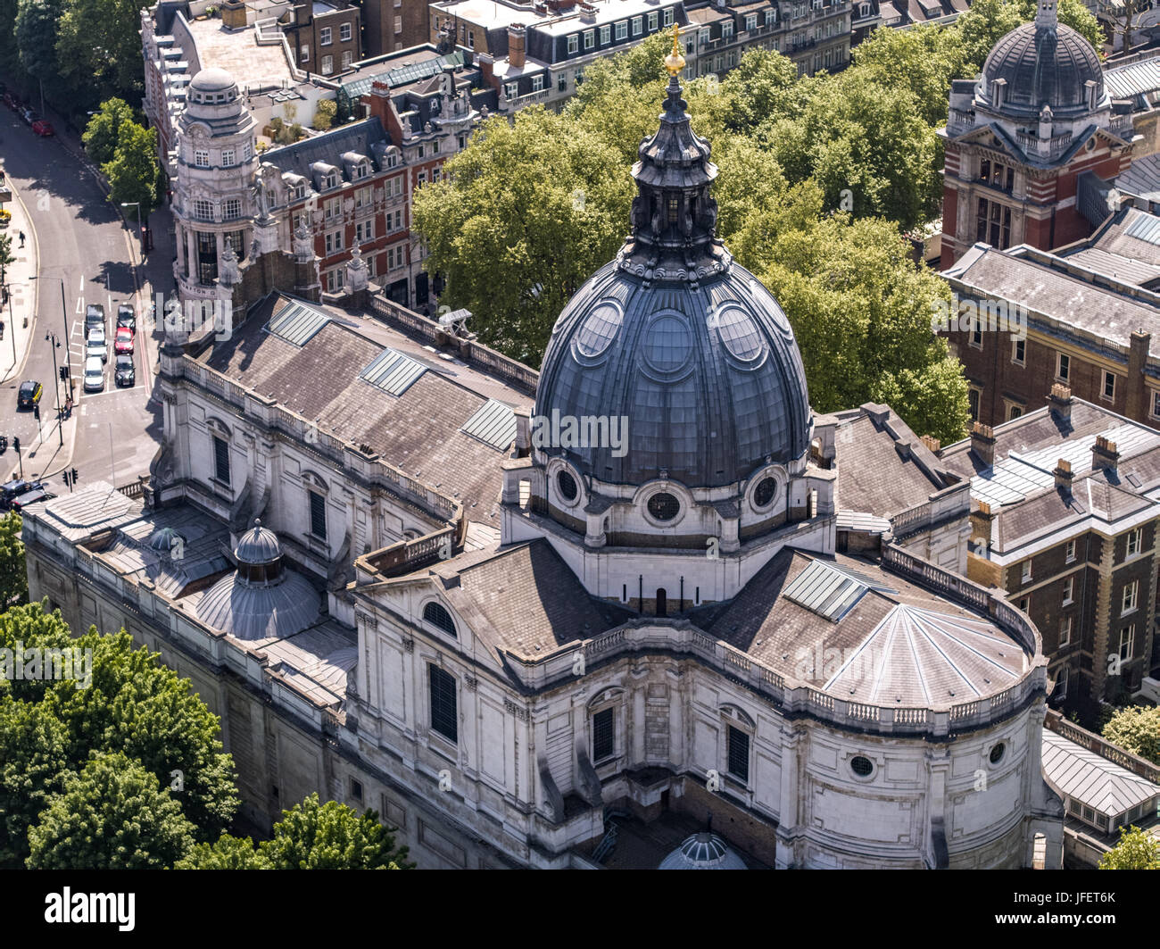 Une vue aérienne au-dessus de Kensington à Londres Angleterre Royaume-uni avec l'Oratoire de Londres au premier plan, près du Victoria & Albert museum Banque D'Images