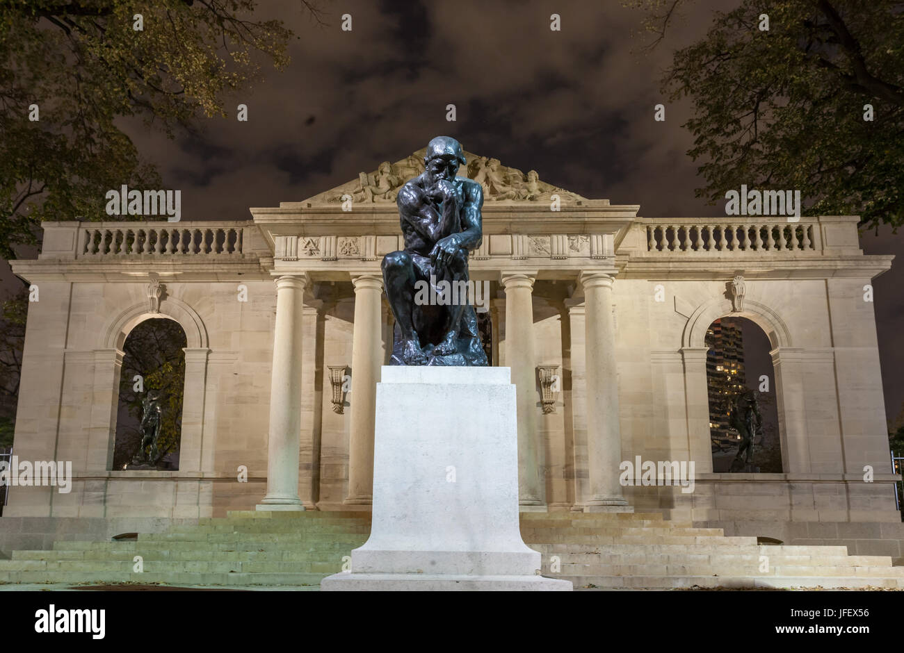 PHILADELPHIA, PA - NOVEMBRE 2012 : Statue Du penseur au musée Rodin de Philadelphie, PA. Le Musée Rodin est situé sur la Benjamin Franklin Banque D'Images