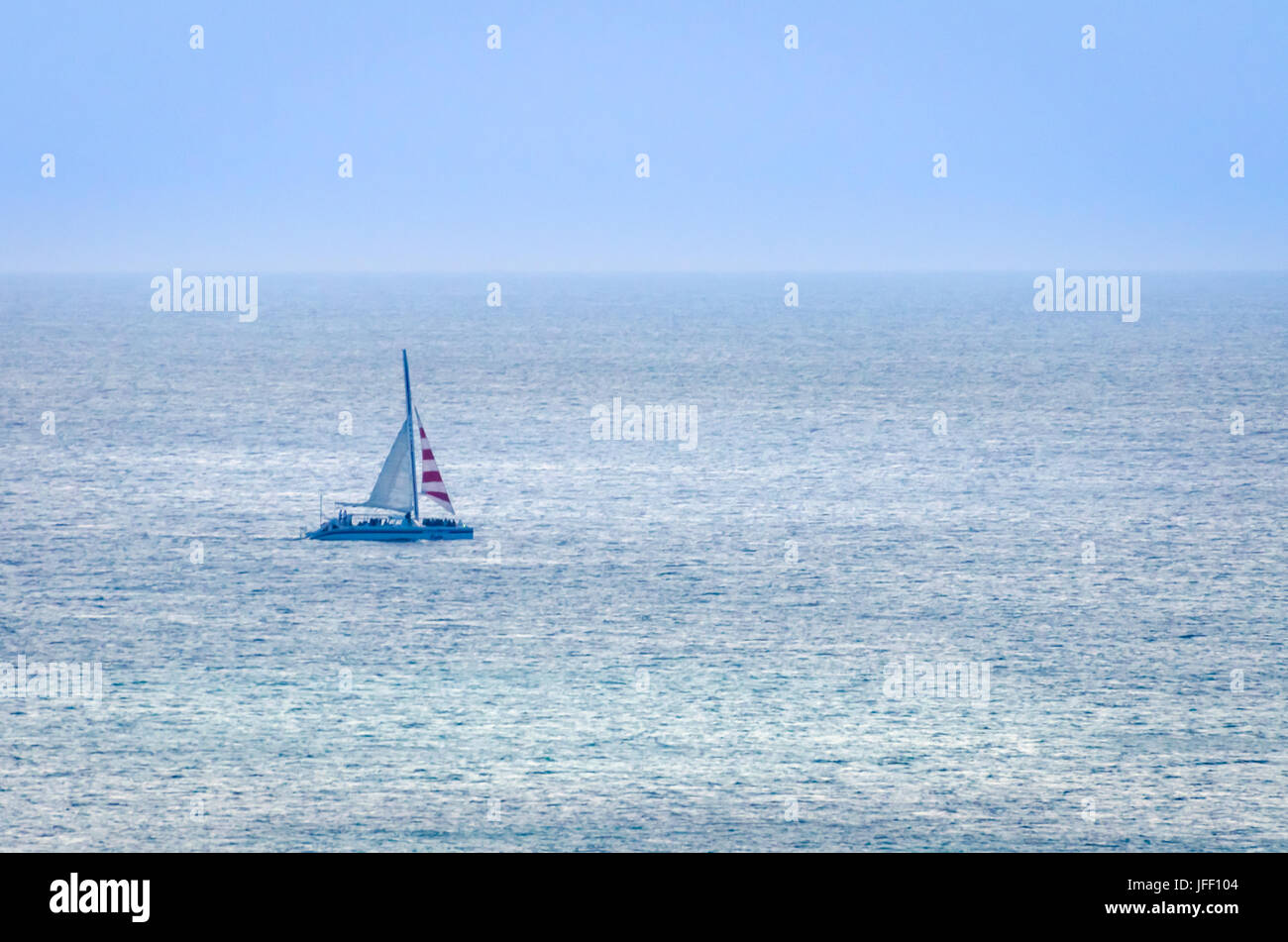 Coucher du soleil en mer avec le bateau d'expédition d'ossature Banque D'Images