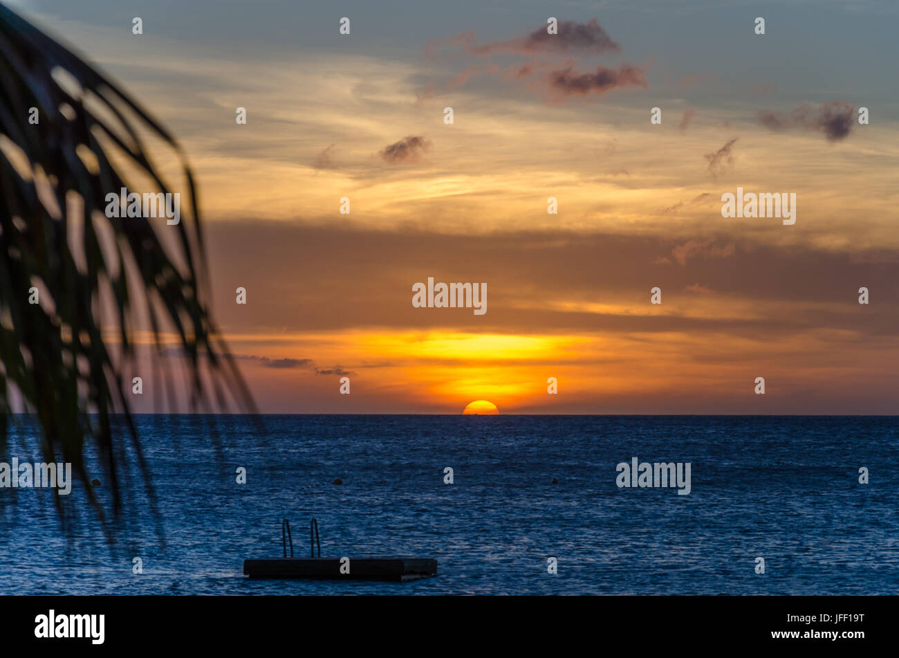 Coucher du soleil à la plage de sable blanc de Porto Mari Banque D'Images