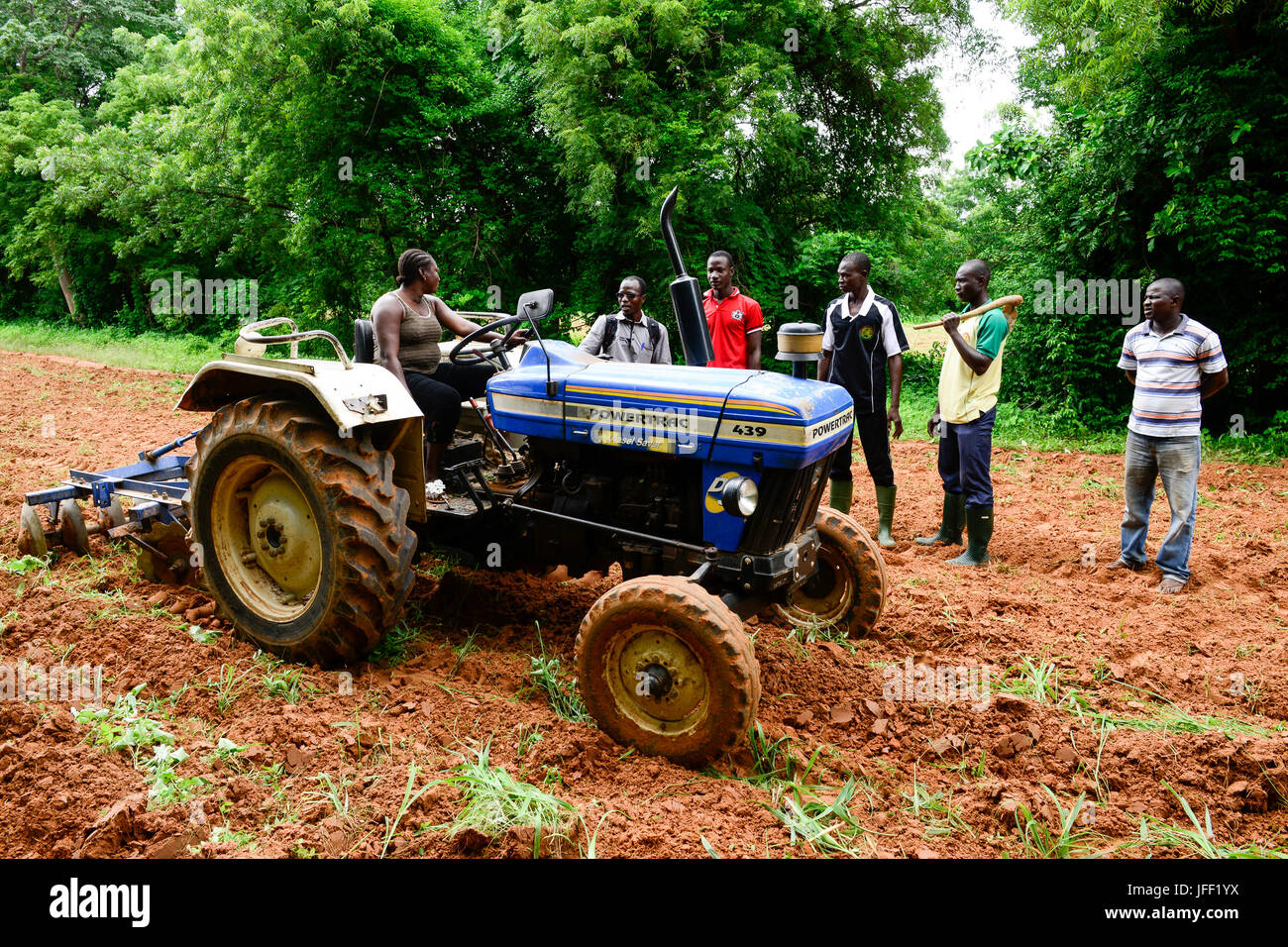 BURKINA FASO, Ouagadougou, Institut agricole PAC-M, formation du tracteur, femme Bebeni Kienou conduisant le tracteur Banque D'Images