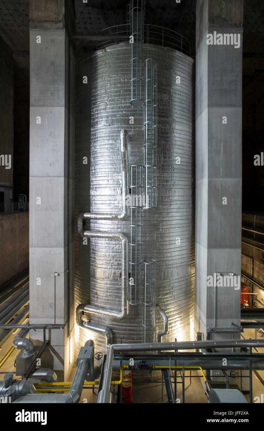 Allemagne, Hambourg, ancien bunker anti-aériens reconstruire comme projet d'énergie renouvelable avec stockage de chaleur et moteur à gaz biométhane / Deutschland, Hamburg-Wilhelmsburg, IBA Projekt Energie Bunker, Gesamtleistung Wärme : 22,400 MWh - ausreichend für 3,000 Haushalte, Strom : 2,850 MWh - ausreichend für 1.000 Haushalte, grosser Waermespeicher 2000 mit Kubikmeter, er wird durch die von biomethanbefeuerten Sokratherm Blockheizkraftwerks Waerme (BHKW) von solarthermischen Abwaerme Anlage und aus der von Industriebetriebes gespeist Banque D'Images