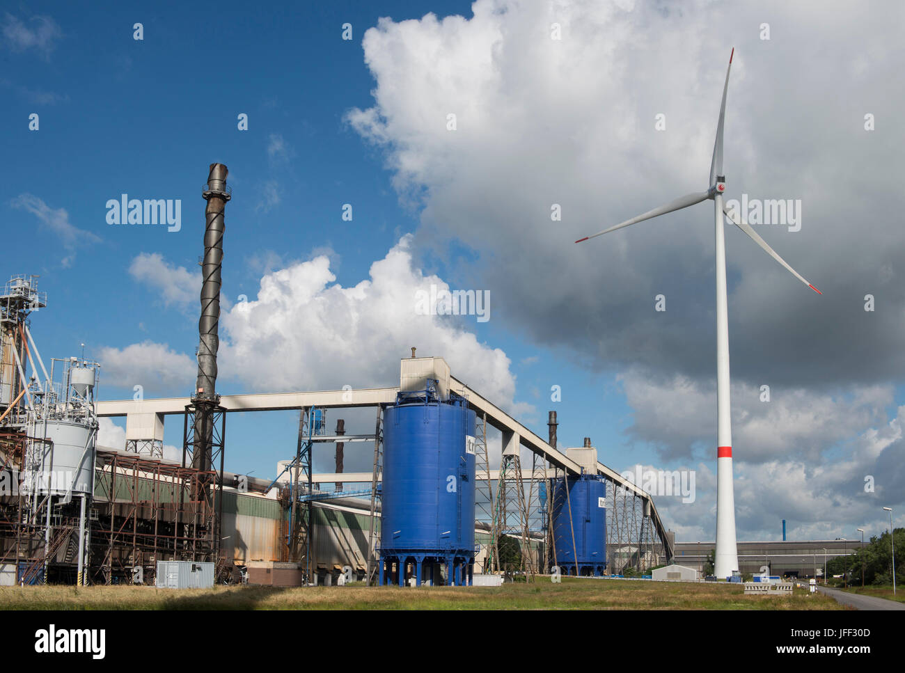 Allemagne Hambourg, wind turbine Siemens SWT-3.0-113 de fournisseur d'énergie municipale Hamburg Energie chez Trimet aluminium company / zone DEUTSCHLAND, Hambourg, Trimet Aluminium Werk Gelaende, Siemens Windkraftanlage SWT-3.0-113 des kommunalen Stromerzeuger Hamburg Energie Banque D'Images