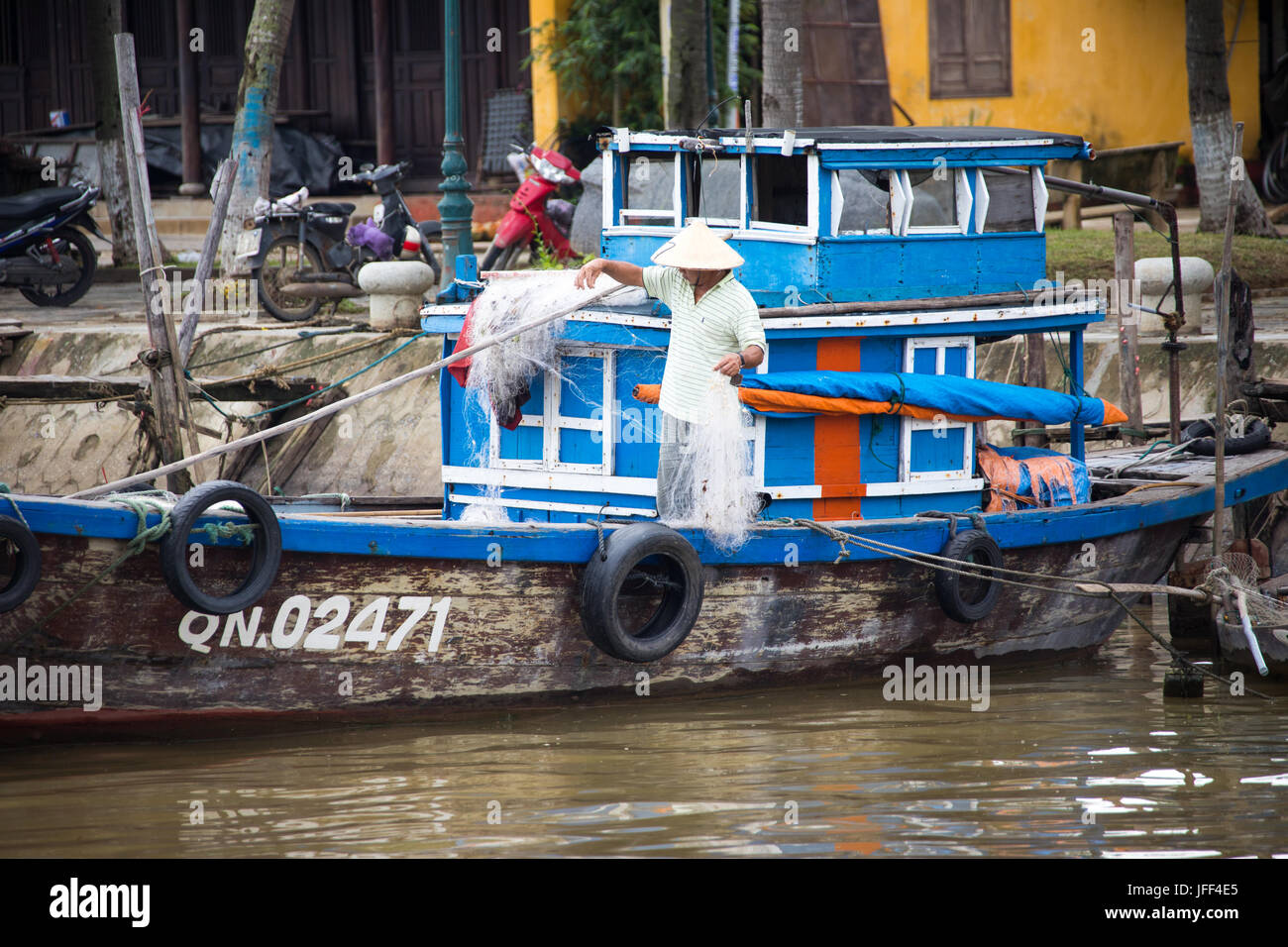 Pêcheur sur son bateau sur la rivière Thu Bon à Hoi An, Vietnam Banque D'Images