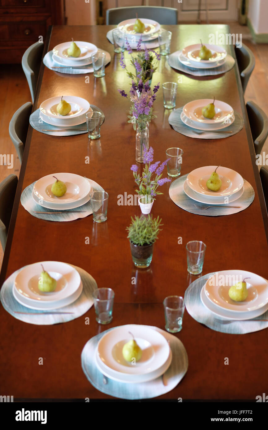 Vue de dessus d'une longue table à manger avec 10 boîtes Banque D'Images