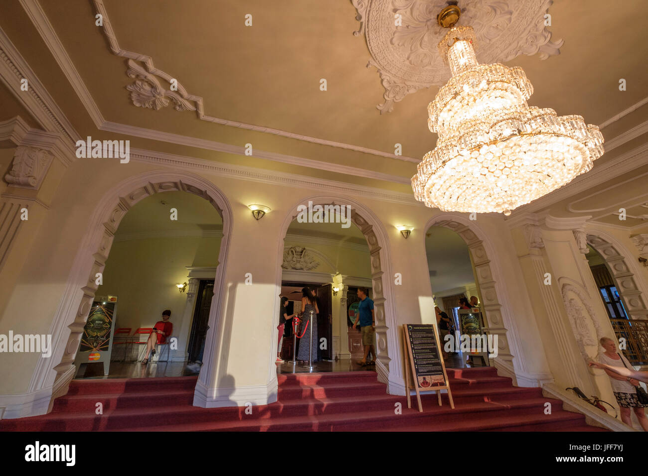 Grand lustre à l'intérieur du hall de l'Opéra de Saigon ou Ho Chi Minh Théâtre Municipal, à Ho Chi Minh Ville, Vietnam Banque D'Images