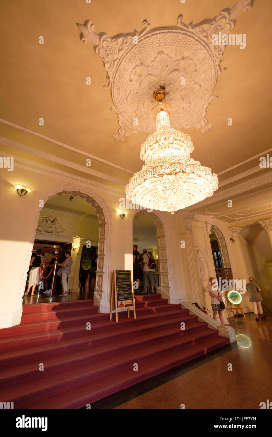 Grand lustre à l'intérieur du hall de l'Opéra de Saigon ou Ho Chi Minh Théâtre Municipal, à Ho Chi Minh Ville, Vietnam Banque D'Images