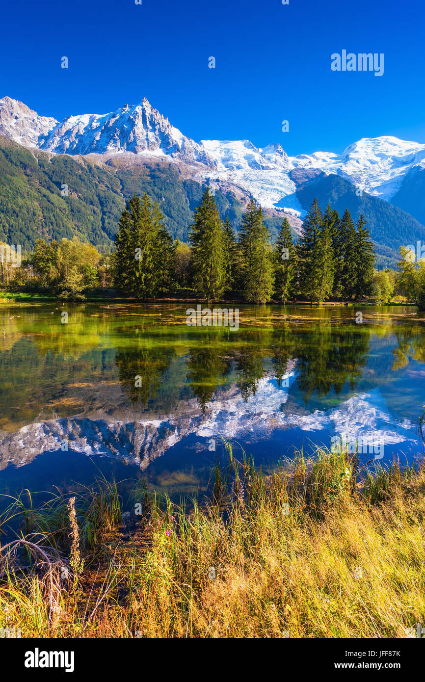 Le lac au début de l'automne à Chamonix Banque D'Images