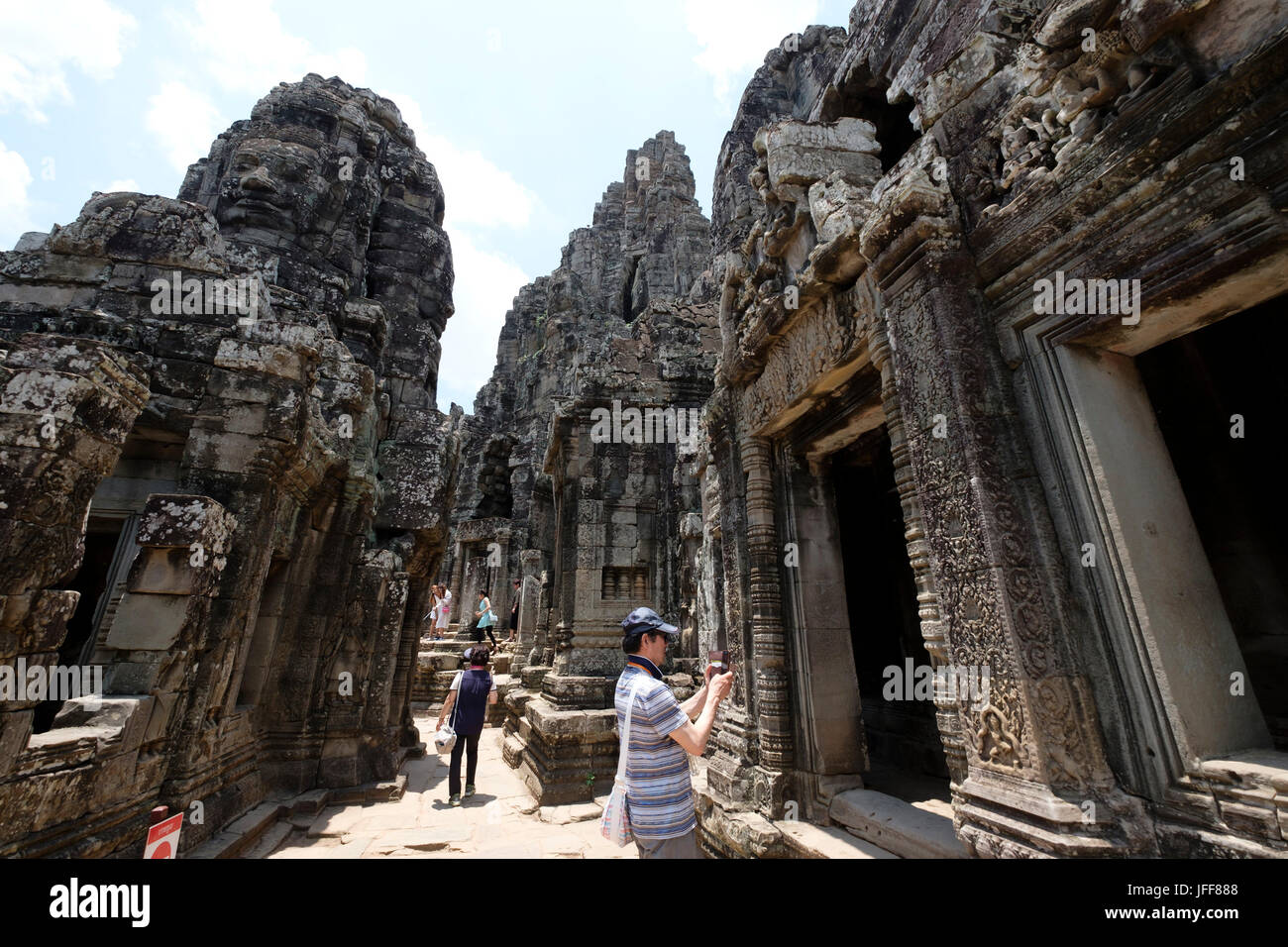 Prenez des photos de touristes temple Bayon, le Cambodge, l'Asie Banque D'Images