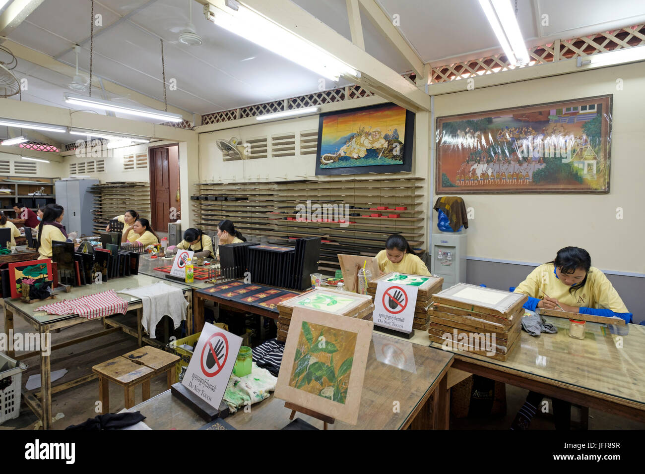 Artisans cambodgiens peinture souvenirs à Angkor store Artisans à Siem Reap, Cambodge, Asie Banque D'Images