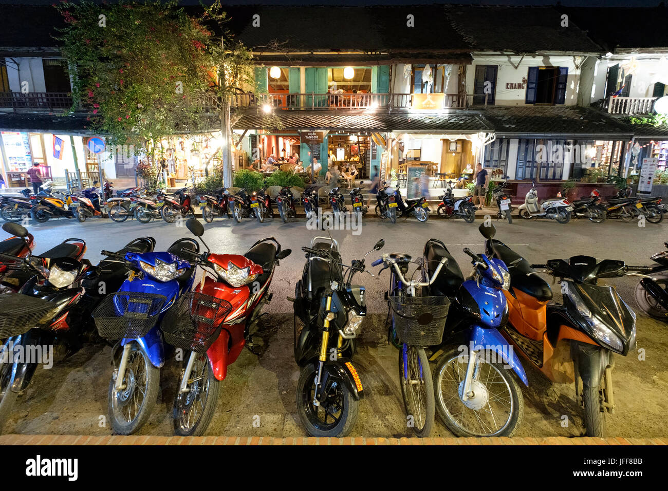 Les motos en stationnement alignés sur une rue de Luang Prabang, Laos, Asie Banque D'Images