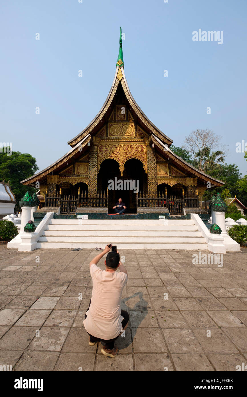 Les touristes de prendre une photographie du Wat Xieng Thong temple bouddhiste à Luang Prabang, Laos, Asie Banque D'Images