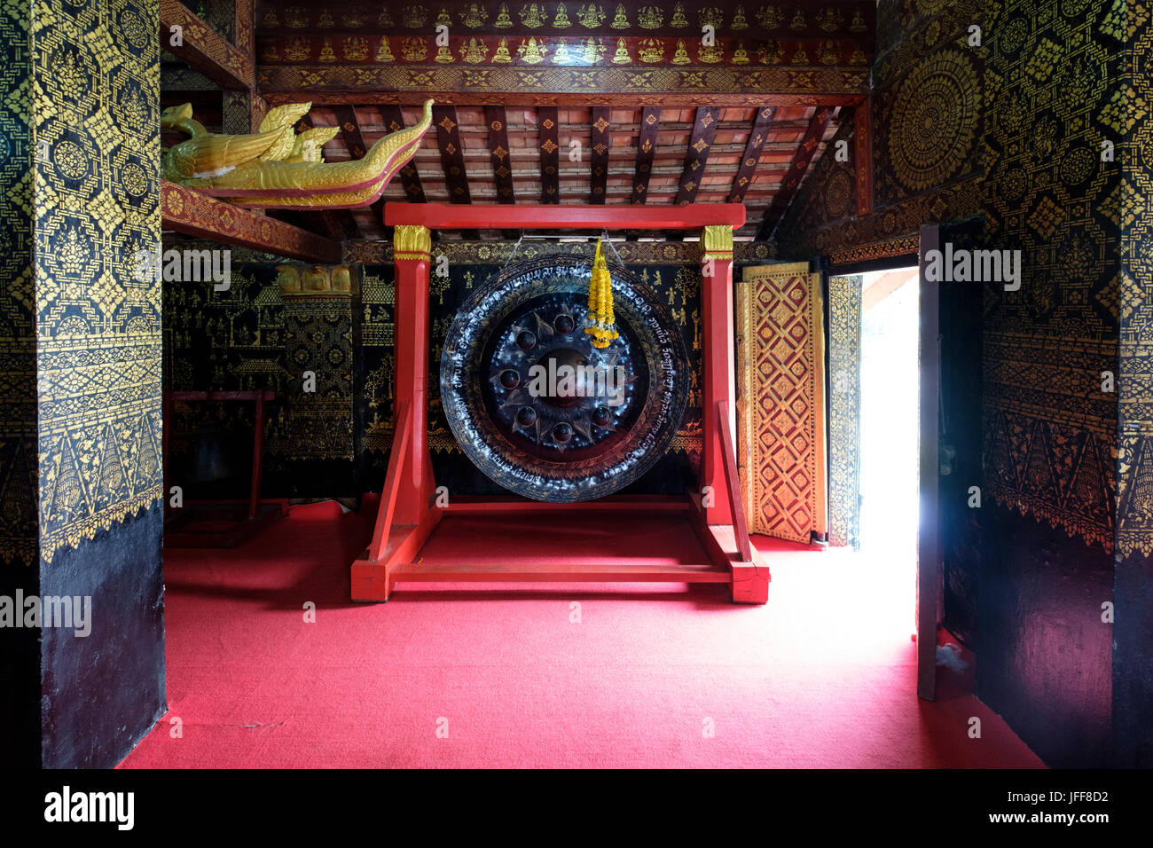 Gong de cérémonie au Wat Xieng Thong temple bouddhiste à Luang Prabang, Laos, Asie Banque D'Images