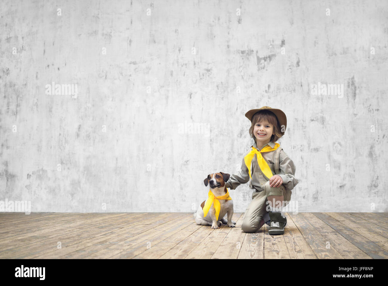 Garçon en uniforme avec chien Banque D'Images
