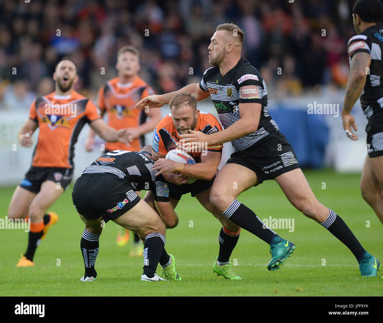 Castleford Tigers' Paul McShane est abordé par Hull FC, Danny Houghton et Liam Watts (à droite) au cours de la Super League à Betfred le Mend-A-tuyau Jungle, Castleford. Banque D'Images