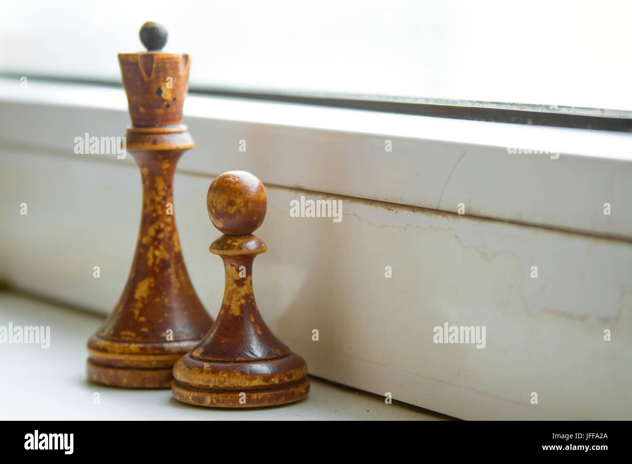 Ancien Conseil d'échecs avec des pièces de bois sur un fond blanc. Banque D'Images