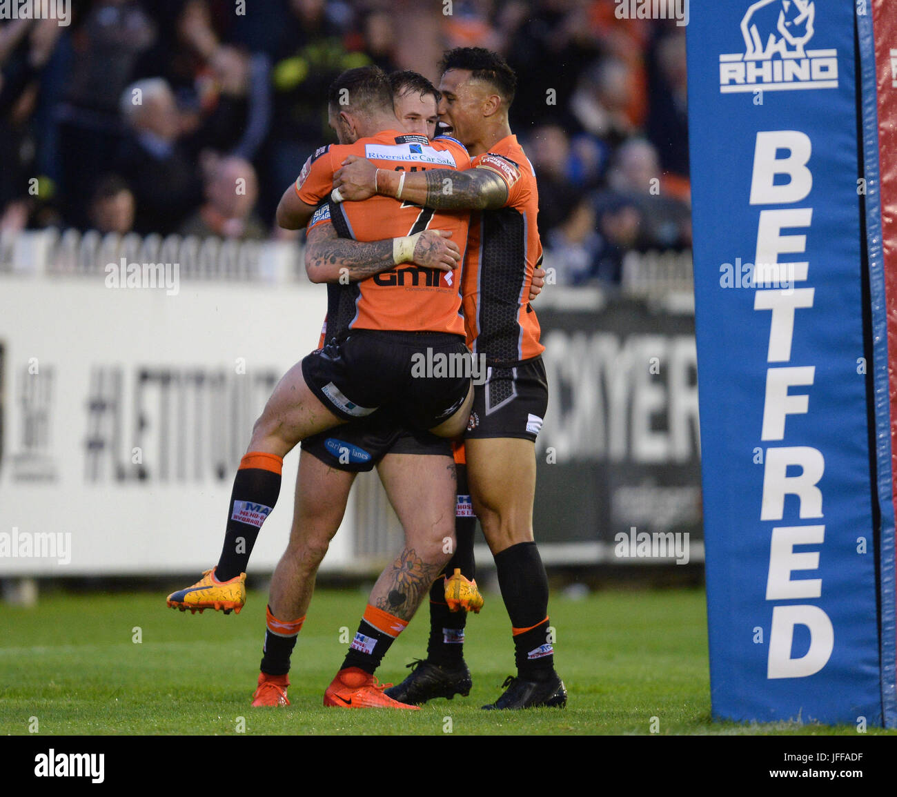 Castleford Tigers' Zak Hardaker célèbre avec coéquipiers après avoir marqué un essai pendant le match de championnat Super Betfred au Mend-A-tuyau Jungle, Castleford. Banque D'Images