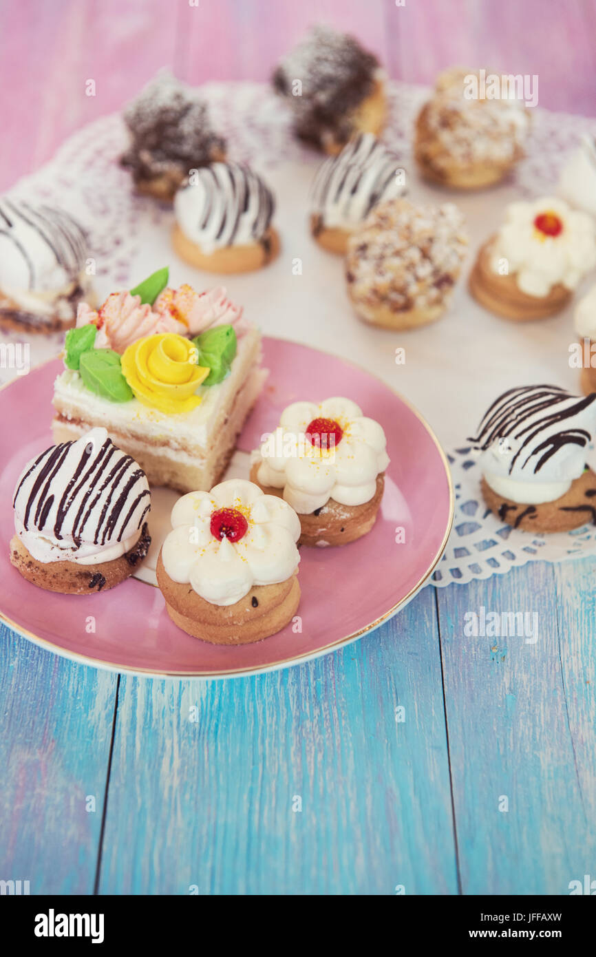 La composition des gâteaux différents Photo Stock - Alamy