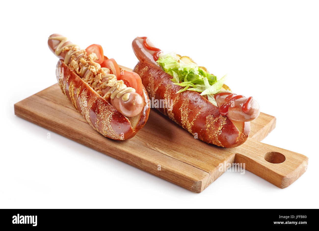 Deux hot-dogs sur planche à découper en bois isolé sur fond blanc Banque D'Images