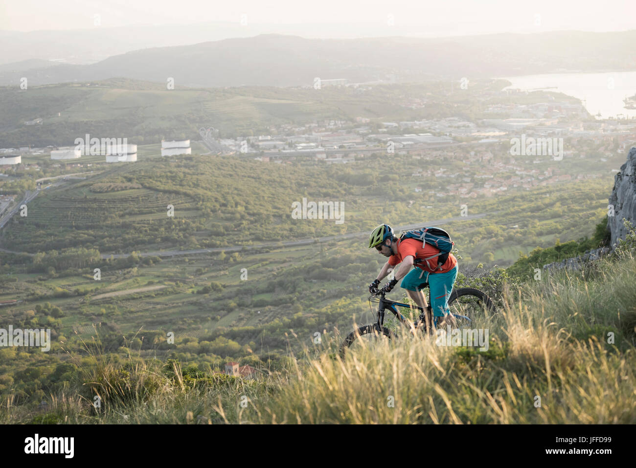 Mountain biker riding bike downhill Banque D'Images