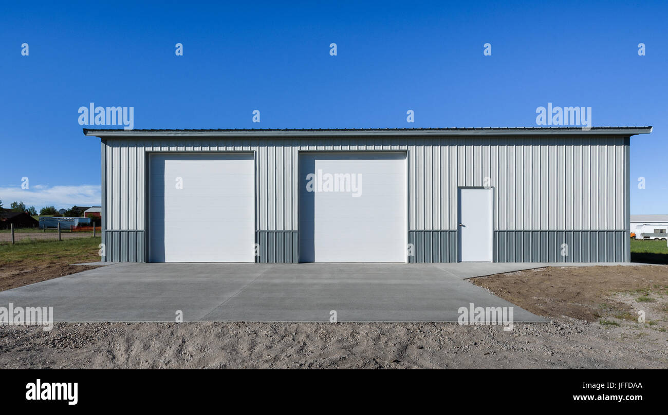 Lagre séparément debout, nouvellement construit dans la banlieue de garage salon, USA, l'entrée de l'aire en béton. Banque D'Images