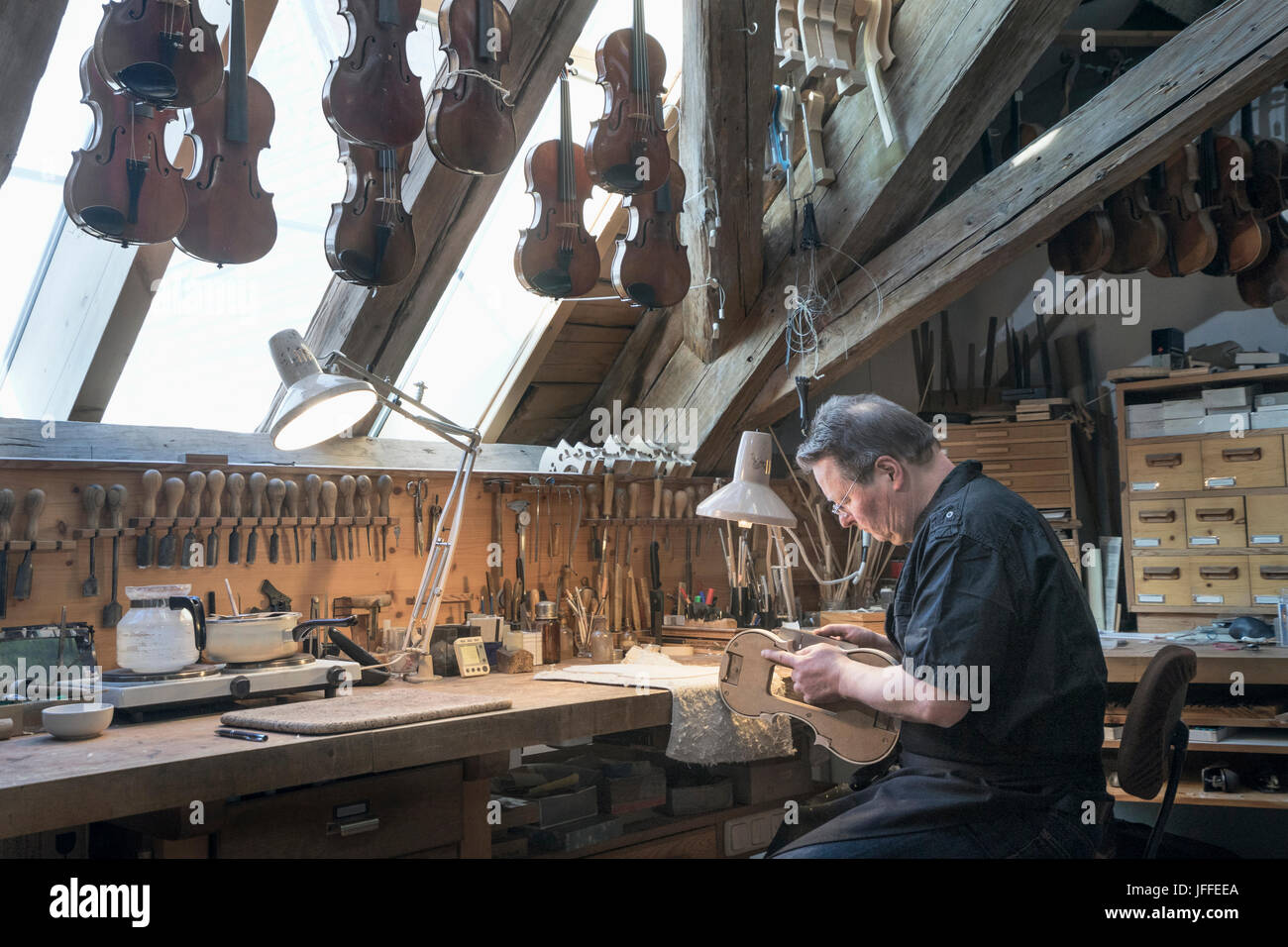 Atelier de violon à faire de l'Artisan Banque D'Images
