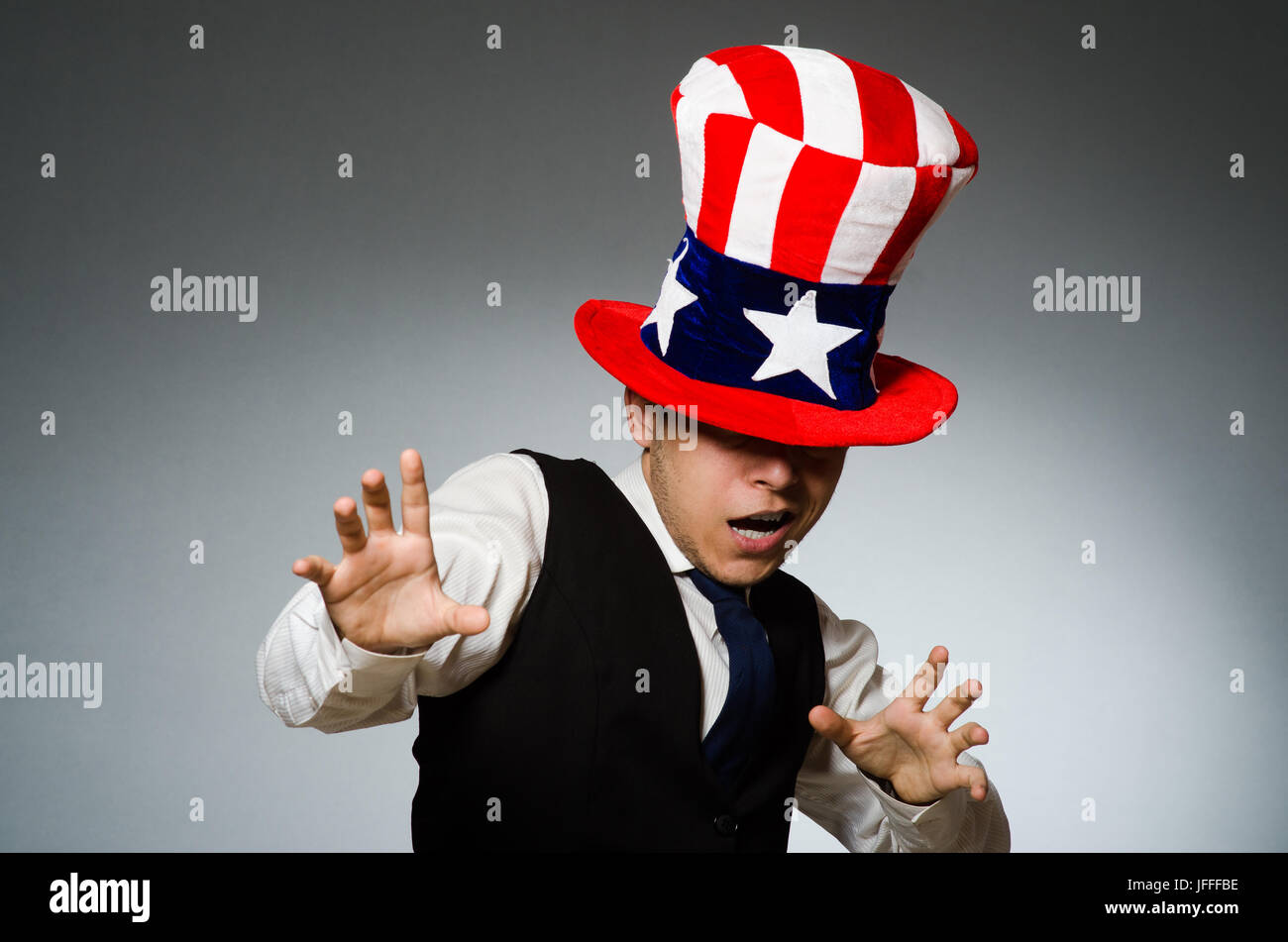 Man wearing hat avec symboles américains Banque D'Images