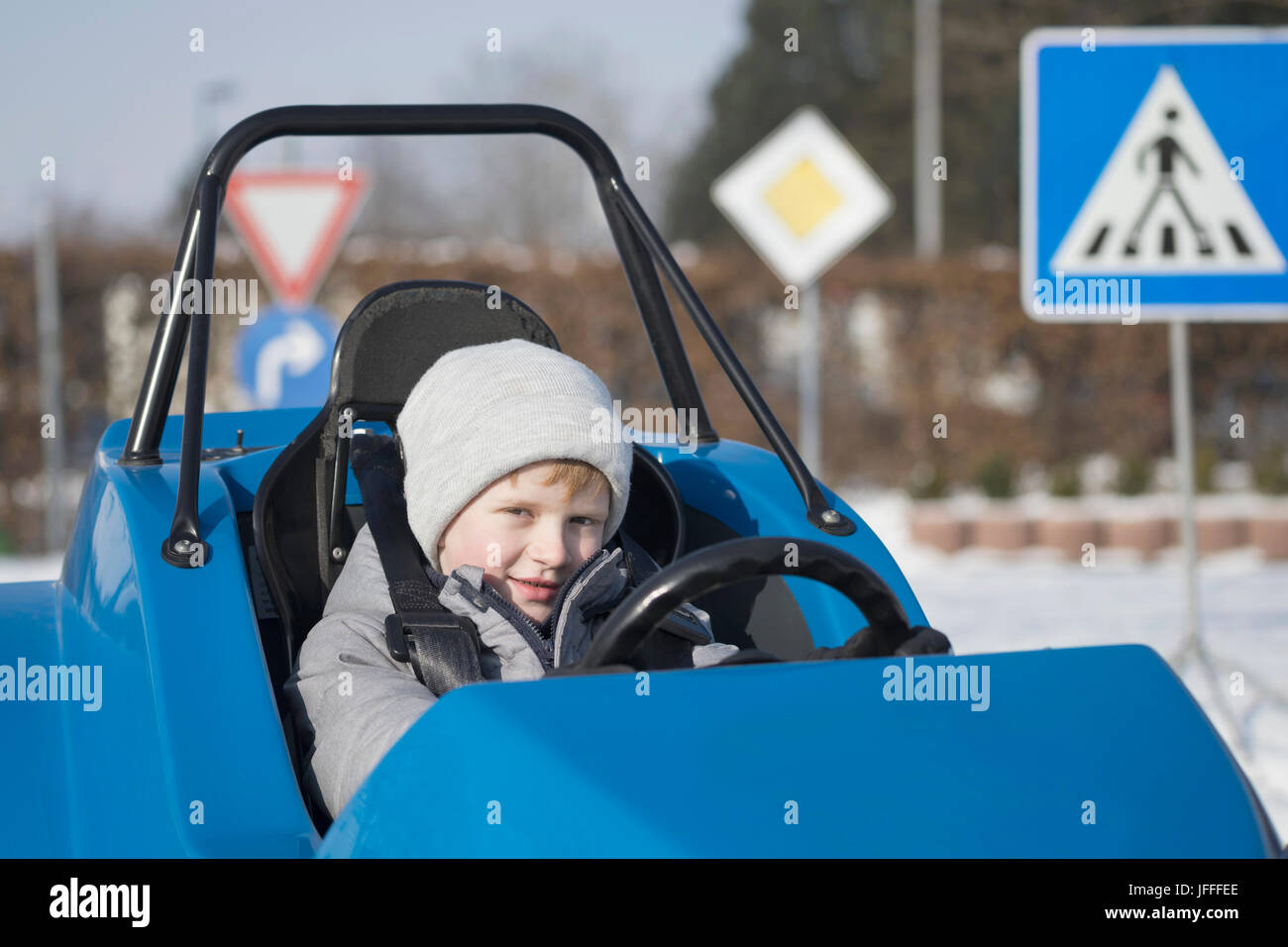 Portrait of boy driving electric toy car Banque D'Images
