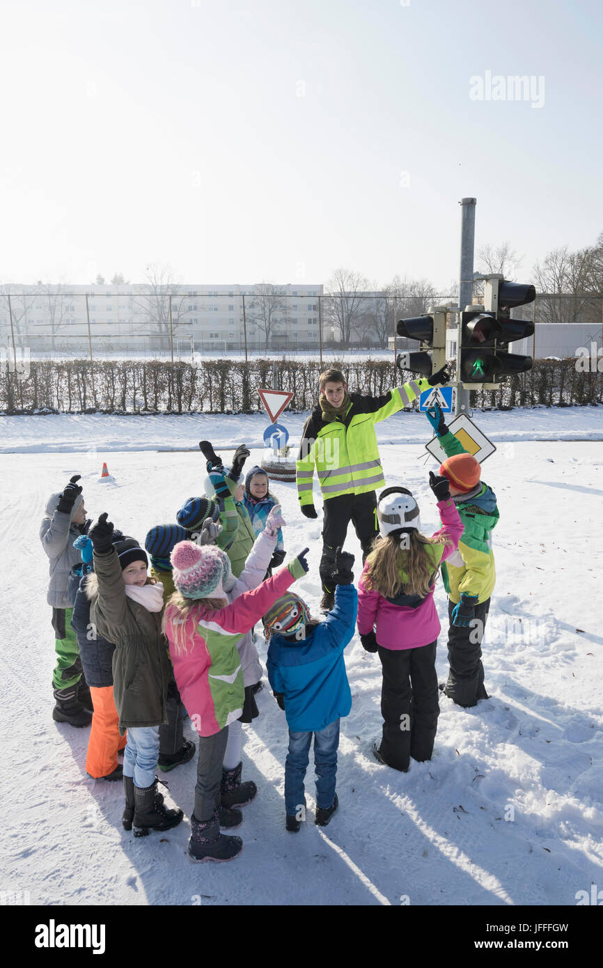 L'enseignement de l'homme à la sécurité routière des enfants sur le terrain de la neige Banque D'Images