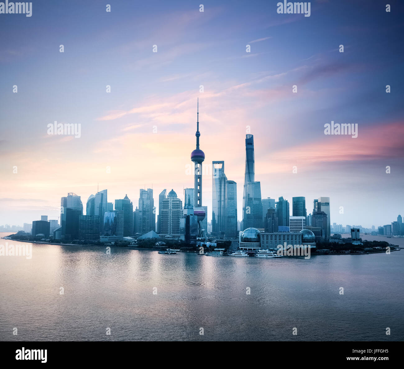 Shanghai skyline avec incandescence du matin Banque D'Images