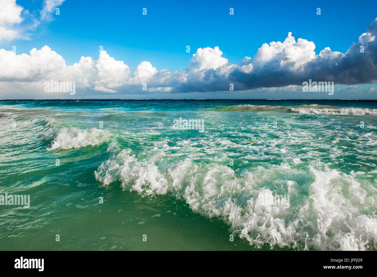 Vagues rouleaux se brisant sur le rivage de la plage Banque de ...