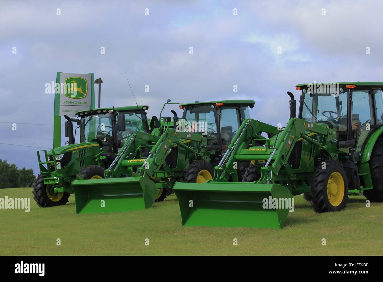 Tracteurs John Deere à un navire marchand Banque D'Images