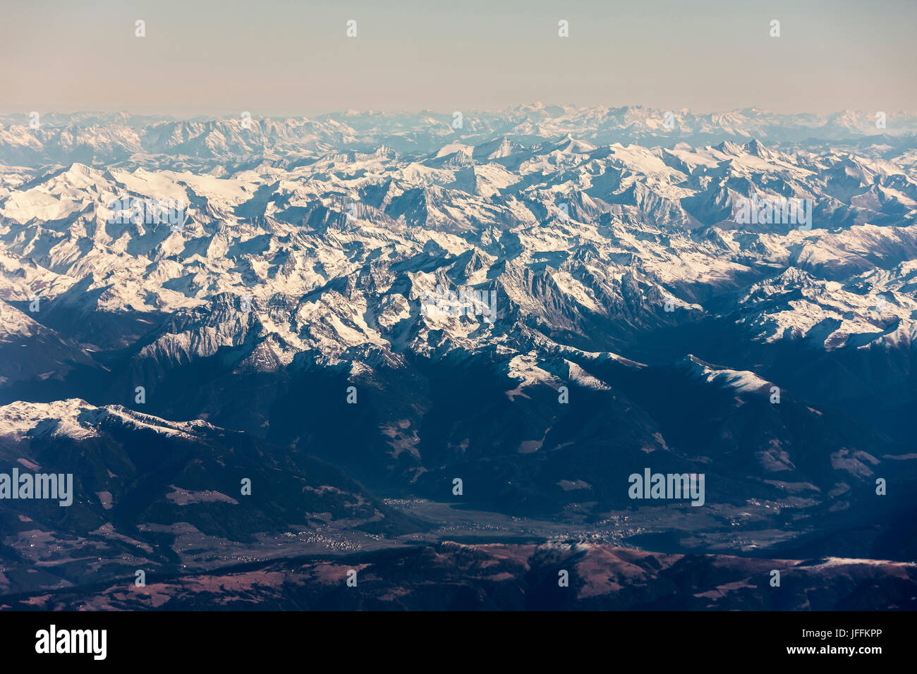 Vue majestueuse des montagnes rocheuses avec snow against sky Banque D'Images