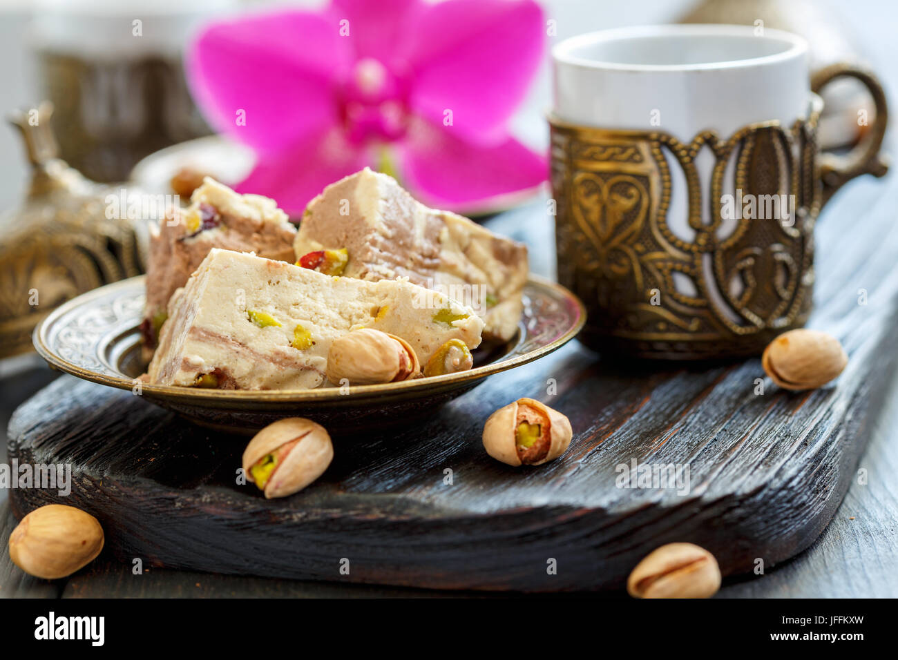 Halva Tahini de pistaches sur une plaque de bronze. Banque D'Images