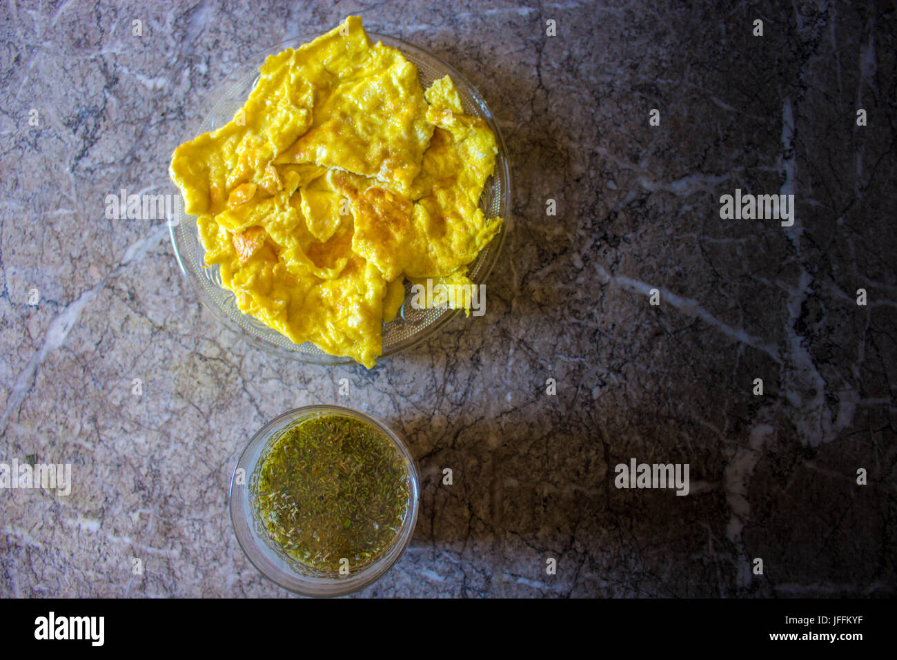 Omelette et thé de fines herbes Banque D'Images