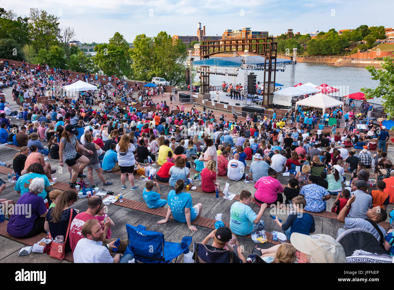 Amphithéâtre de Phenix City sur la rivière Chattahoochee dans le centre de Phenix City, Alabama, directement à travers l'eau de la promenade RiverWalk dans les quartiers chics de Columbus, Géorgie. Banque D'Images