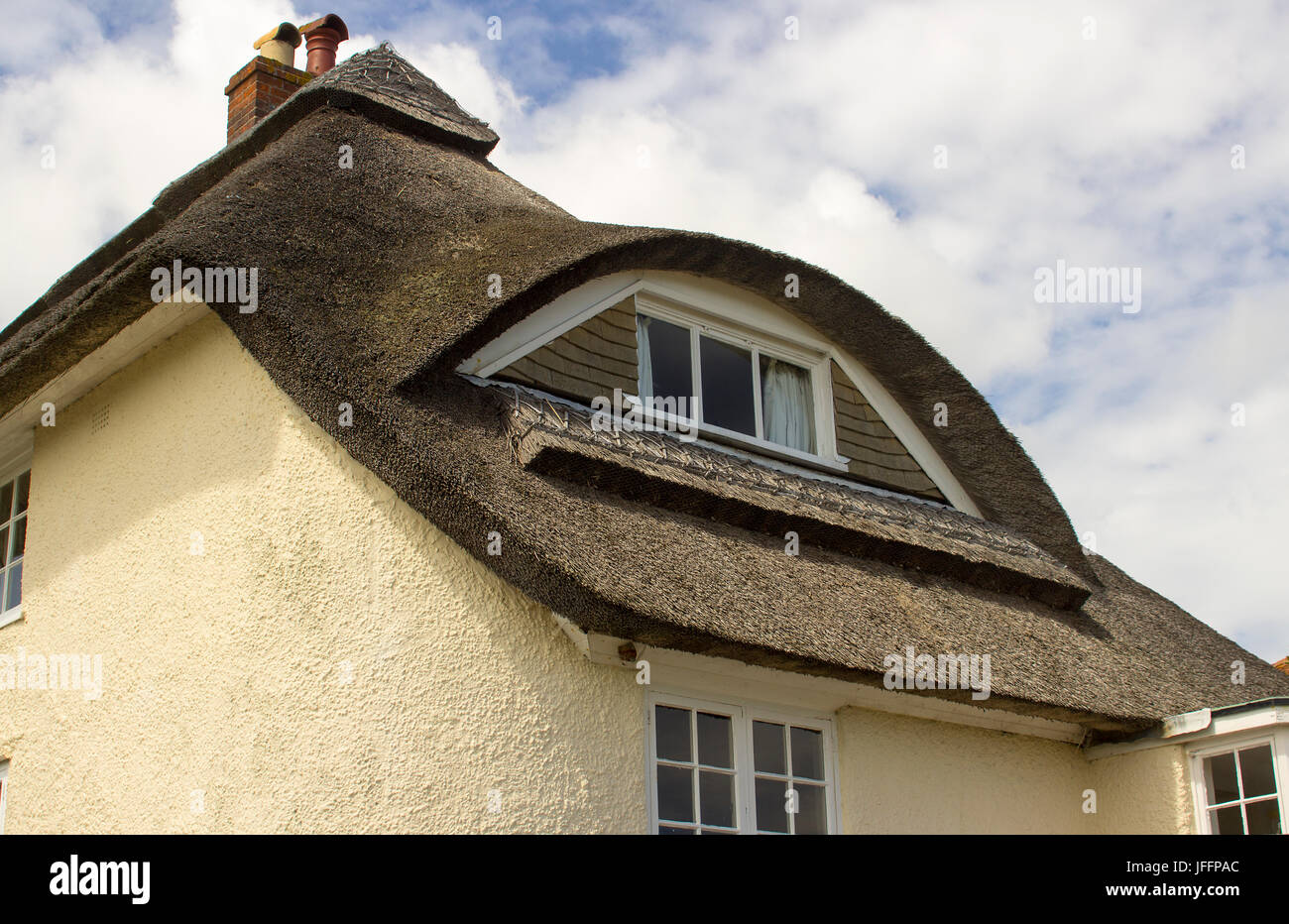 Un bel exemple d'un toit de chaume traditionnel sur une propriété de deux étages en Bosham dans West Sussex dans le sud de l'Angleterre Banque D'Images