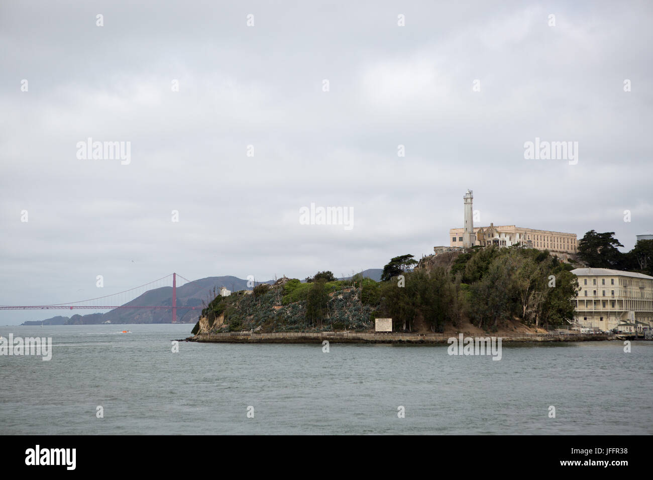 Une vue panoramique de l'Île Alcatraz, le Pénitencier fédéral d'Alcatraz et le Golden Gate Bridge. Banque D'Images