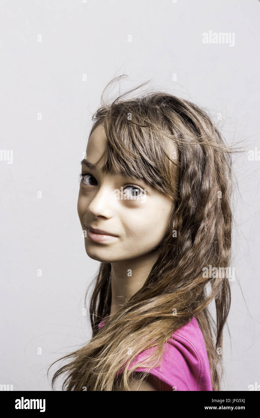 Portrait fille avec de longs cheveux brun Banque D'Images