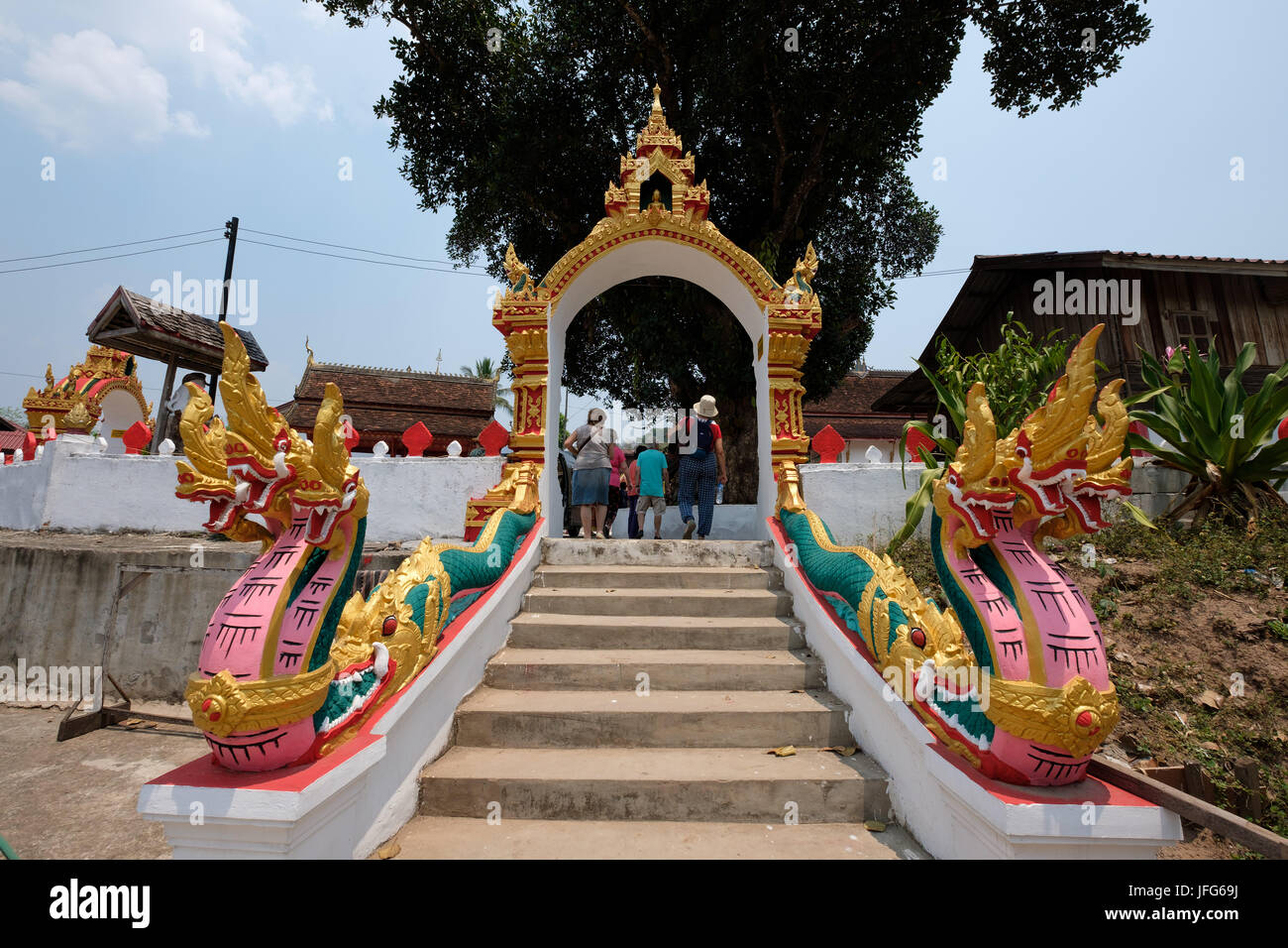 Ornate entrée du village de Ban Xang Hai, Laos, Asie Banque D'Images