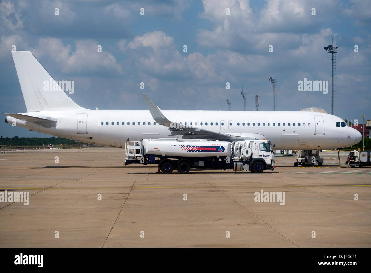 Avion blanc indéfinissable s'est échoué sur un tarmac de l'aéroport Banque D'Images