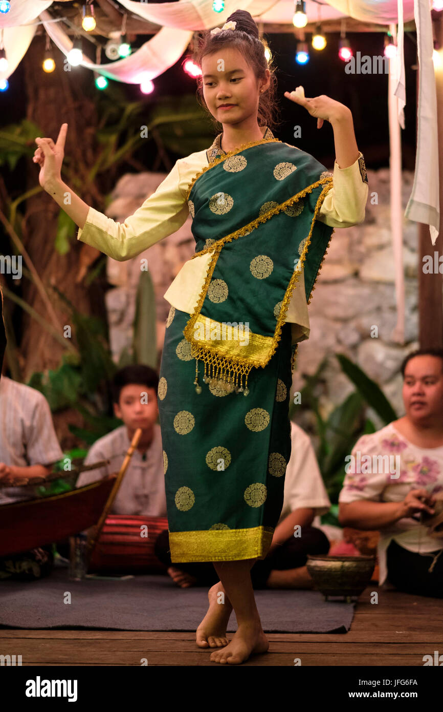 Danseurs laotiens traditionnels avec des vêtements traditionnels à Luang Prabang, Laos, Asie Banque D'Images