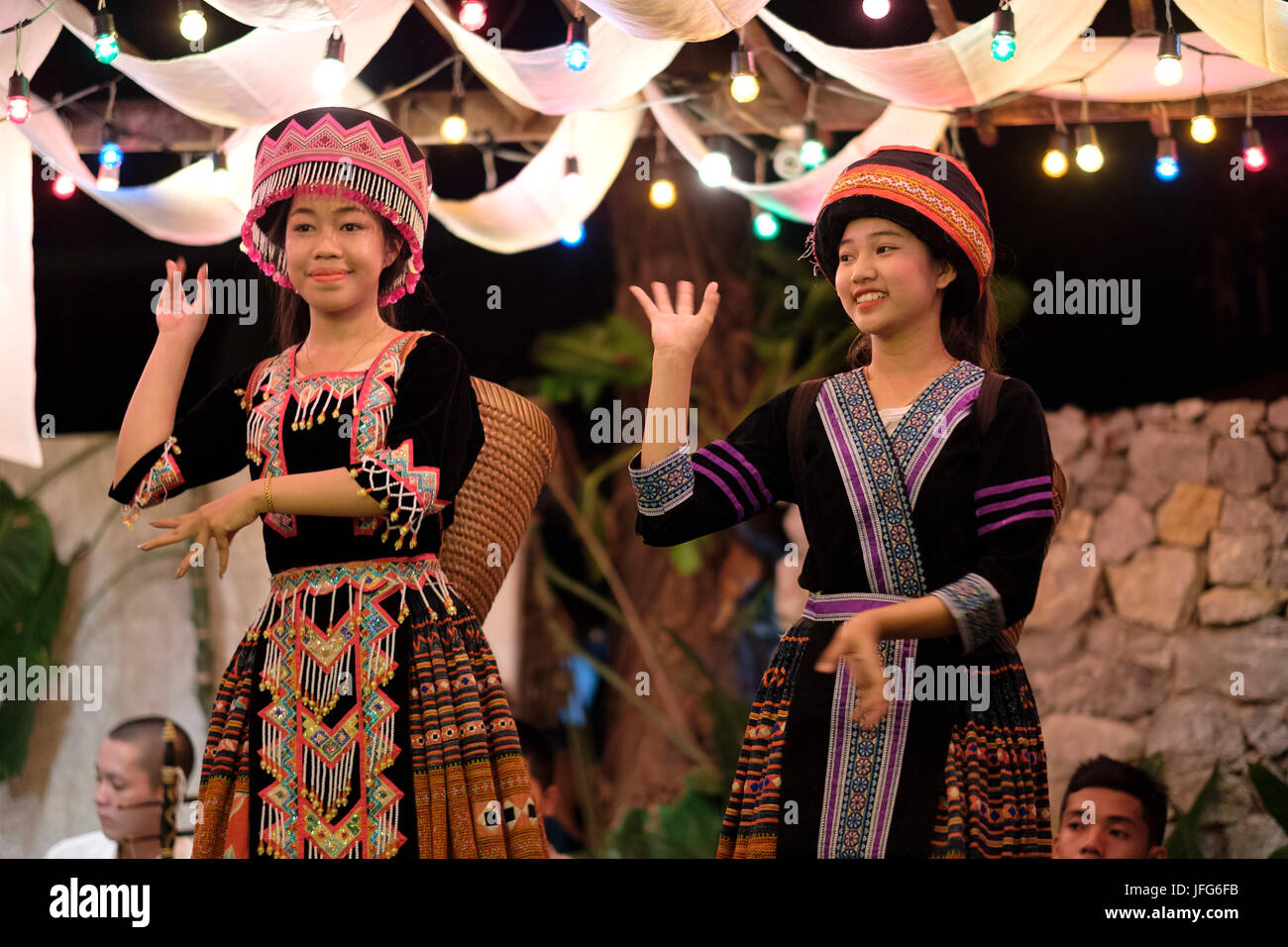 Danseurs laotiens traditionnels avec des vêtements traditionnels à Luang Prabang, Laos, Asie Banque D'Images